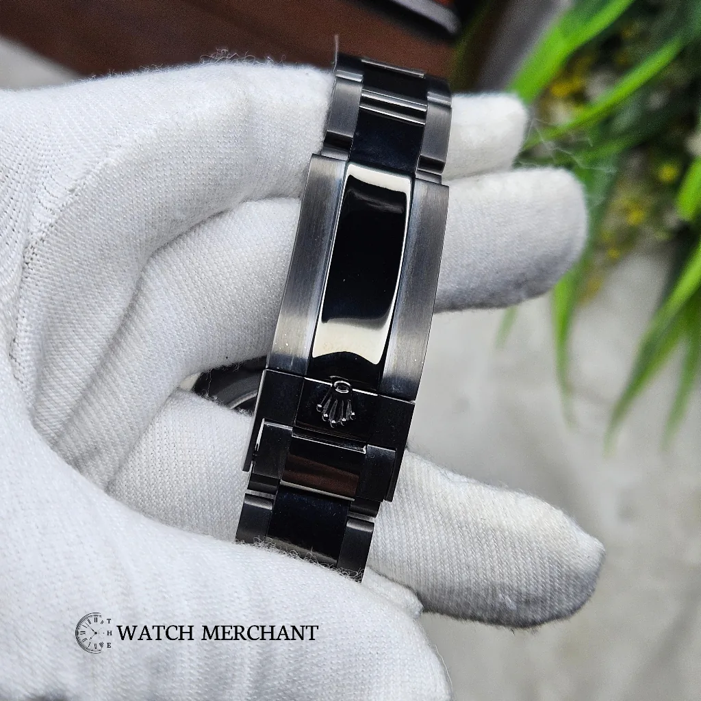 Rolex Submariner Date "Hulk" thumbnail 3